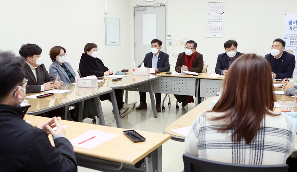 ▲ 이천시의회 정종철 의장 환경개선 및 교육현장의 다양한 해법 논의.