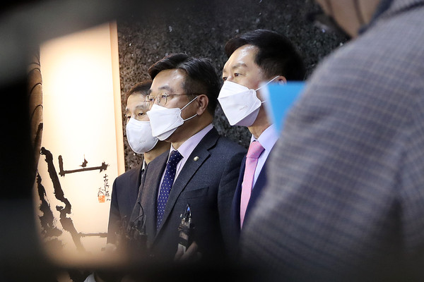 ▲ 윤호중 더불어민주당 원내대표와 김기현 국민의힘 원내대표가 추경안 처리 관련 결과 브리핑을 하고 있다. /뉴시스