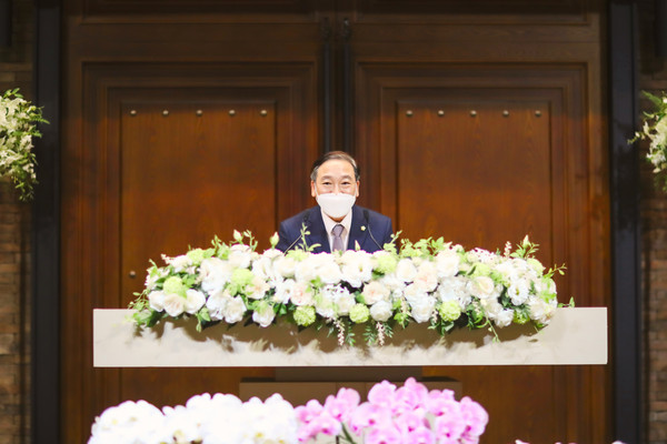 ▲ 화성시여성기업인협의회 회장 취임식서 축사 전하는 원유민 의장.