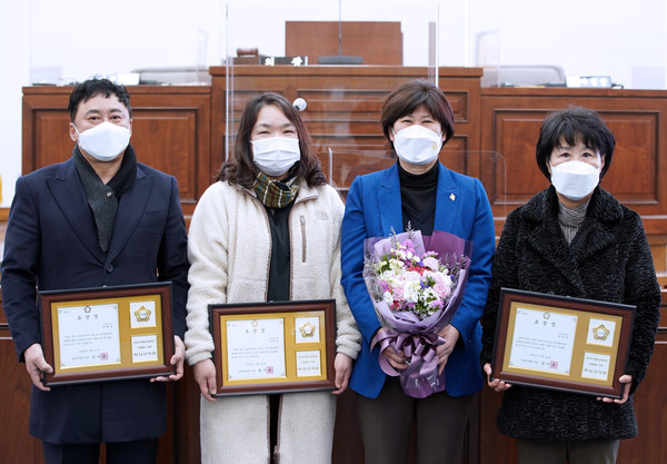 ▲ 하남시의회는 2월 21일 자원봉사단체인 ‘나눔의 향기’ 회원 3명에 대해 지역사회발전에 기여한 공로로 의장 표창을 전달했다.