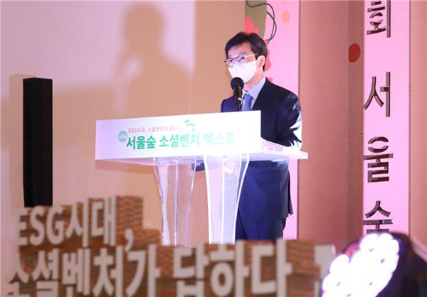 ▲ 지난해 서울숲 언더스탠드애비뉴 소셜벤처 EXPO의 정원오 성동구청장.