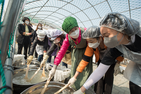 ▲ 지난해 도시농업공원에서 진행된 장 담그기 참여한 김수영 구청장(오른쪽 세번째).