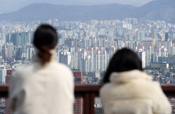 ▲ 서울 남산공원에서 바라본 서울시내 아파트 모습. /뉴시스