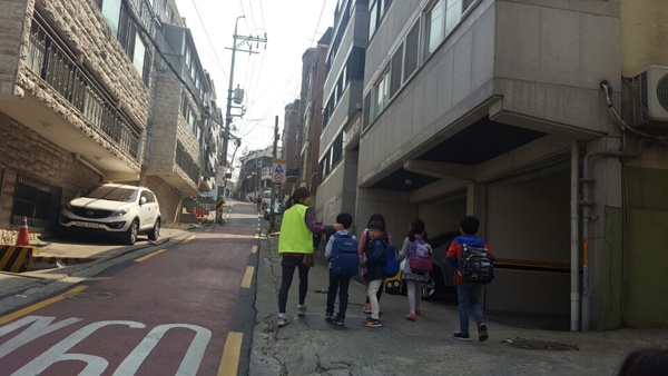 ▲ 초등학생 등하교 지도하는 교통안전지도사 활동 모습.
