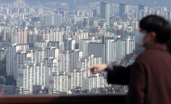 ▲ 서울 남산공원에서 바라본 서울시내 아파트 모습. /뉴시스