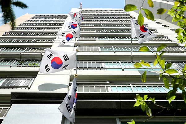 ▲ 성동구 아파트 단지에서 휘날리는 태극기.