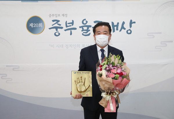 ▲ 수상 기념사진 촬영하는 이길용 의장.
