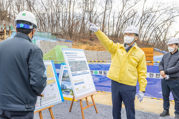 ▲ 지난 1월 24일 공사 현장 찾아 안전 점검하는 박성수 송파구청장.