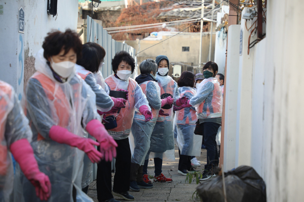▲ 겨울이 포근하고 따뜻하도록 동작구 의용소방대가 저소득가구에 연탄배달 봉사를 진행했다.