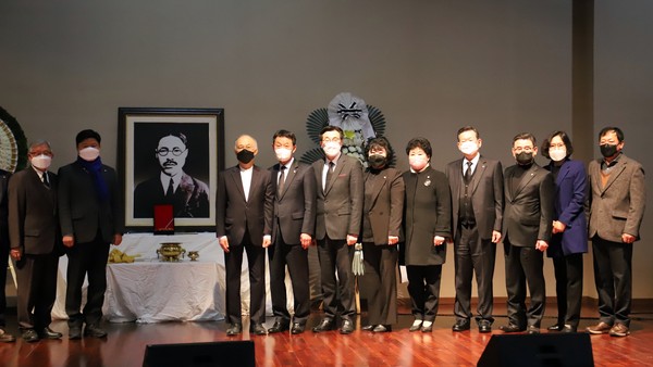 ▲ 평택시의회 홍선의 의장 및 김영주·이해금 의원, 안재홍 선생 서세 57주기 추모식.