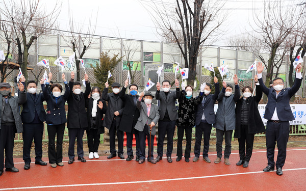 ▲ 1일 광명시의회 의원들이 광명시 독립운동의 발상지인 온신초등학교 기념비에서 헌화하고 시민들과 함께 태극기를 들고 독립만세 삼창을 외치고 있다.