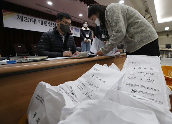 ▲ 재외투표지 확인·분류 작업하는 중앙선관위, 우정사업본부 직원들. /뉴시스