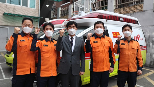 ▲ 성남소방서 구급대원 노고 격려하는 최병일 경기소방본부장.