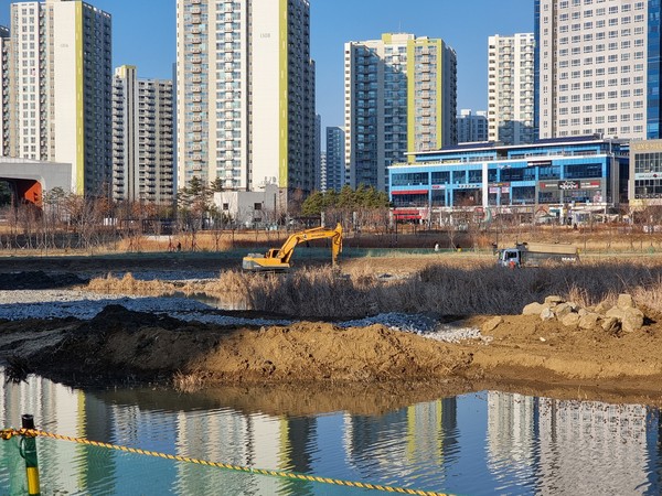 ▲ 수질개선 및 정비공사가 한창인 망월천 모습.