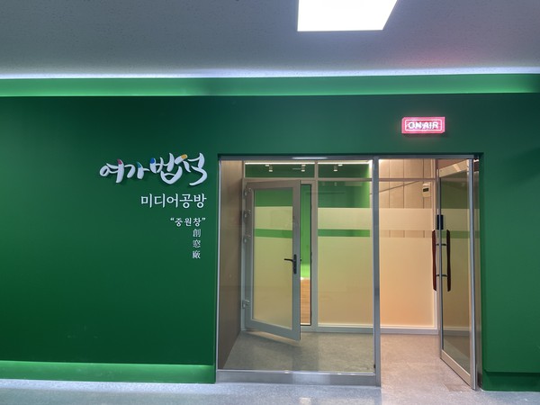 ▲ 중원도서관 미디어 공방, 중원창.