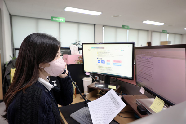 ▲ 동작구청 공무원이 일반관리군 환자에게 재택치료 방법을 안내하고 있다.