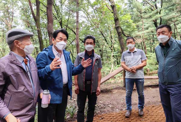 ▲ 백군기 용인시장이 구성도시자연공원 시민녹색쉼터 현장을 점검하고 있다.