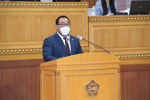 ▲ 홍성표 의원이 제339회 양주시의회 임시회 제1차 본회의에서 ‘양주시 덕계저수지 하천구역 지정 재검토 건의안’을 대표 발의하고 있다.
