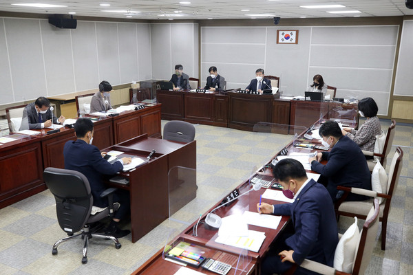▲ 수원특례시의회 문화체육교육위원회, 조례안 등 안건심사 모습.
