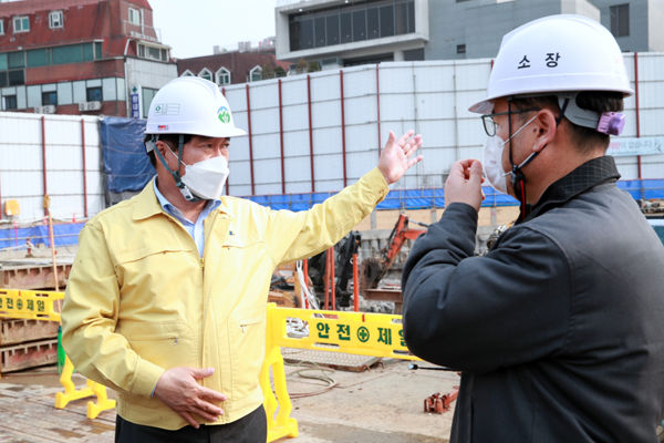 ▲ 지난 11일 박준희 관악구청장이 역세권청년주택 공사현장을 방문해 안전관리 사항을 확인했다.