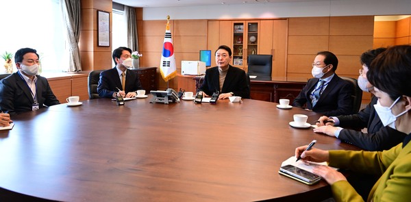 ▲ 윤석열, 당선인 집무실 첫 출근 ‘안철수-권영세-원희룡과 차담회’. /뉴시스