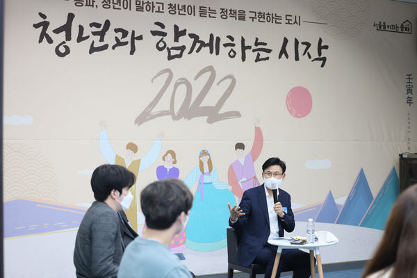 ▲ 청년 일자리 간담회 ‘청년과 함께하는 시작, 2022!’ 현장의 박성수 구청장(오른쪽).