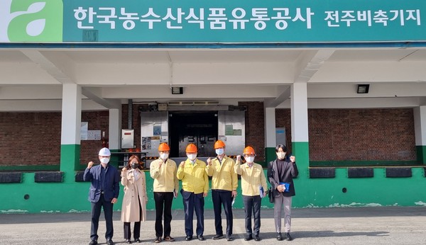 ▲ 한국농수산식품유통공사 김춘진 사장 비축기지 보관 및 시설 안전점검.