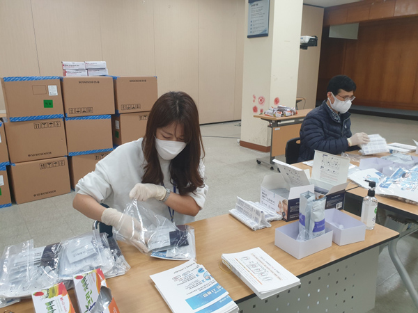 ▲ 동대문구 직원들이 감염취약계층에게 지원할 신속항원검사키트를 포장하고 있다.