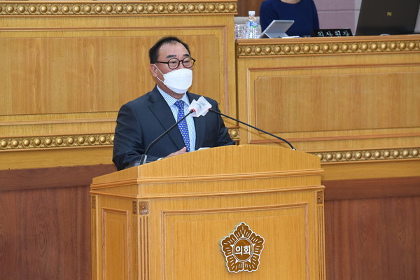 ▲ 홍성표 의원이 제339회 임시회 제2차 본회의에서 ‘양주시 공공급식 지원에 관한 조례안’을 대표 발의하고 있다.