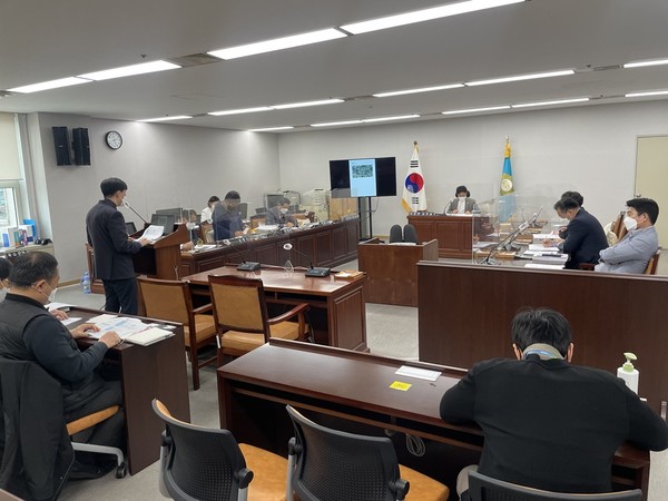 ▲ 부천시의회 도시교통위원회에서 사업추진현황을 청취하고 있다.