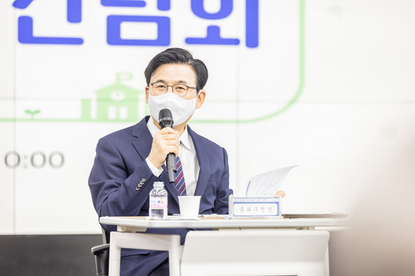 ▲ 송파키움센터 간담회에서 발언 중인 박성수 구청장.