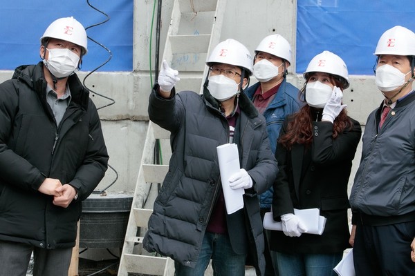 ▲ 부천시의회 도시교통위원회 위원들이 부천소사현진에버빌 건설현장을 둘러보고 있다.