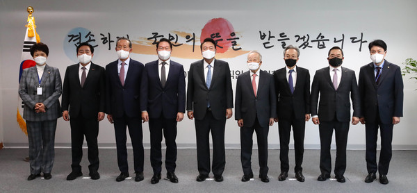 ▲ 윤석열 대통령 당선인, 경제 6단체장과 회동. /뉴시스