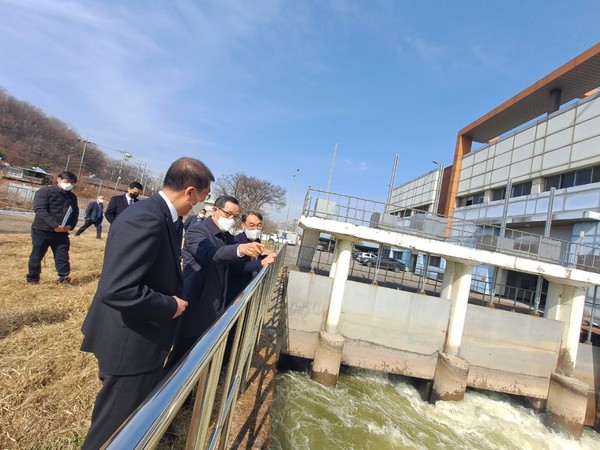 ▲ 신곡양수장 참관하는 한국농어촌공사 정인노 경기지역본부장, 이병호 사장, 김태원 김포지사장.