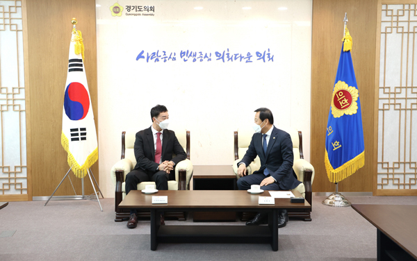 ▲ 면담 가지는 이동호 주장관, 장현국 의장.