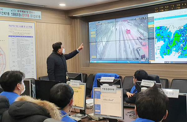 ▲ 동대문구 재난안전 대책본부에서 cctv상황 지켜보는 유덕열동대문구청장.