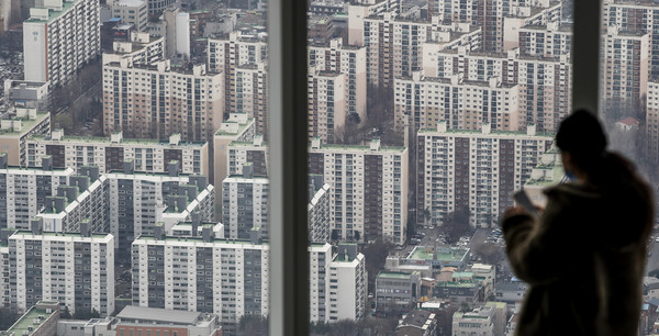 ▲ 서울 송파구 롯데월드타워 전망대 서울스카이를 찾은 시민들이 서울 도심을 바라보고 있다. /뉴시스