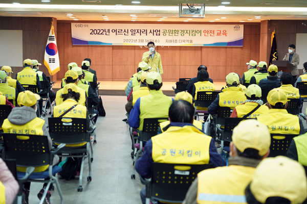 ▲ 어르신 안전 교육에 참석해 안전 수칙 준수를 당부하고 있는 이승로 성북구청장.