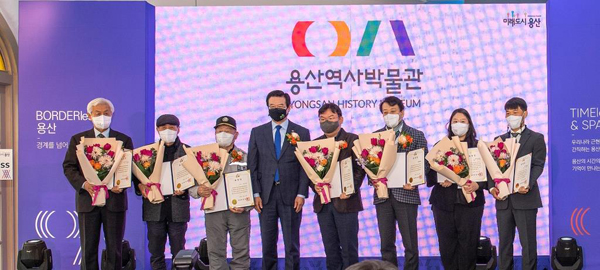 ▲ 성장현 용산구청장(왼쪽에서 네 번째)이 용산역사박물관 건립유공 표창 수여자들과 기념촬영을 하고 있다.