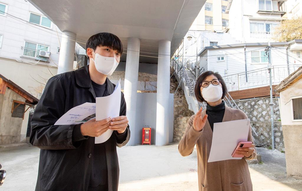 ▲ 지난 22일 새말교 아래에서 김광숙씨가 위찬우주무관에게 현장 점검 교육을 받고 있다.