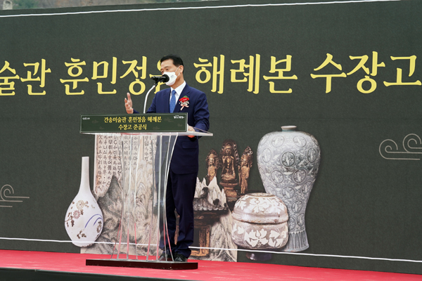 ▲ 훈민정음 해례본 수장고 준공식에 참석해 축사를 하고 있는 이승로 성북구청장.