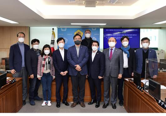 ▲ 서울시의회 2050 탄소중립과 정의로운 전환을 위한 특별위원회 단체사진.