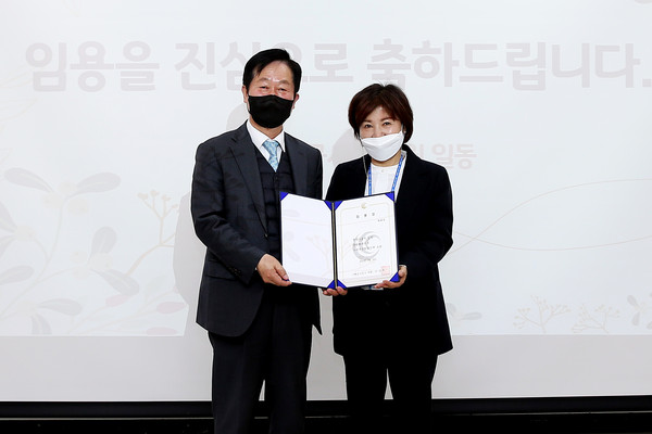 ▲ 28일 오전 더함파크에서 열린 신임 가족여성회관 임명식에서 권금상 신임관장(사진 오른쪽)과 이상후 사장이 기념촬영을 하고 있다.
