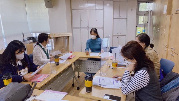 ▲ 지난해 11월 어린이집 공동회계사무원 월례 평가회의를 진행했다. 올해는 ‘어린이집 행정사무원’으로 명칭이 변경되며 지원 대상 분야도 확장한다.