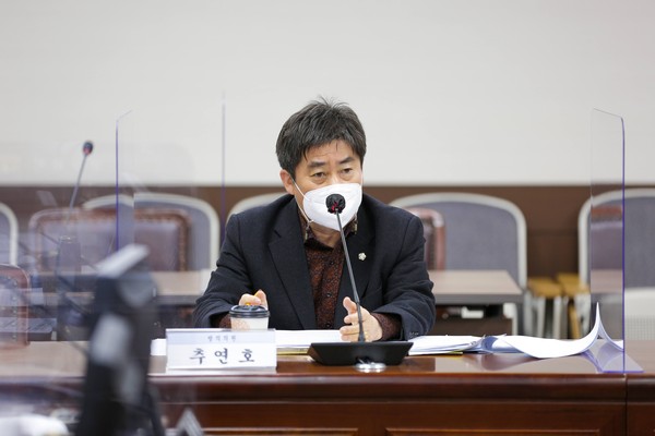 ▲ 추연호 의원이 지난 23일 제275회 임시회 기획행정위원회에서 자신이 발의한 ‘안산시 주민자치회 설치 및 운영에 관한 조례 일부개정 조례안’에 대해 설명하고 있는 모습.