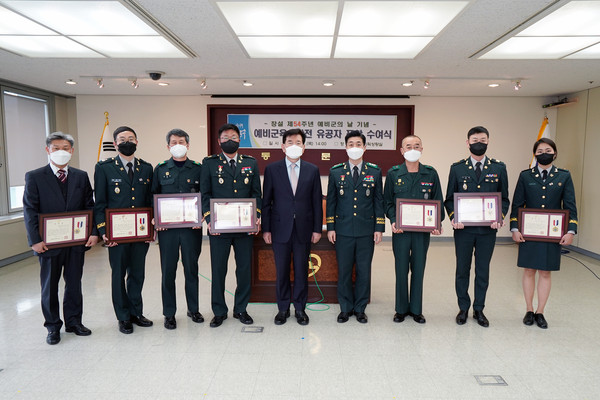 ▲유덕열 동대문구청장이 예비군의 날을 기념해 표창을 수여한 뒤 기념촬영을 하고 있다.