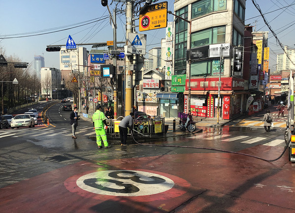 ▲ 동작구 환경공무관이 봄을 맞아 도로 물청소를 하고 있다.