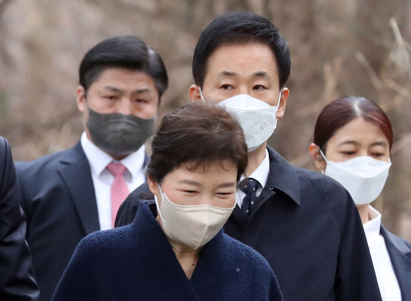 ▲ 박정희 전 대통령 참배 마친 박근혜 전 대통령. /뉴시스