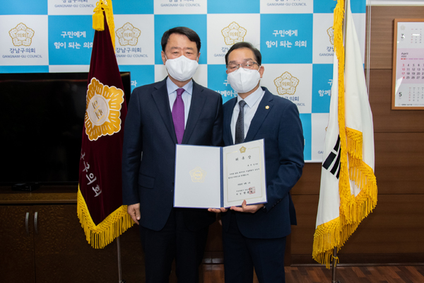 ▲ 의장실에서 한용대 의장이 복진경 의원에게 결산검사 위원 위촉장 수여하고 있다(좌측 한용대 의장, 우측 복진경 의원).