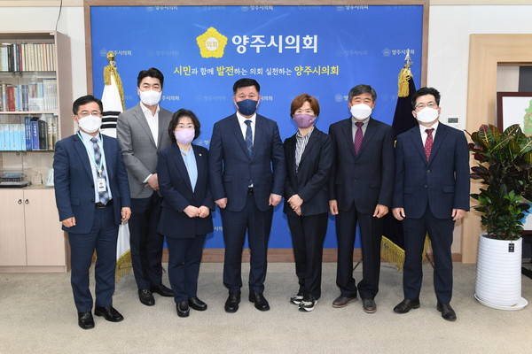 ▲ 정덕영 양주시의회 의장이 안순덕 결산검사 대표위원을 비롯한 결산검사 위원들과 함께 기념촬영을 하고 있다. 왼쪽부터 이송주 의회사무과장, 이현호 위원, 안순덕 대표위원, 정덕영 의장, 오명화 위원, 조진제 위원, 오주학 위원.